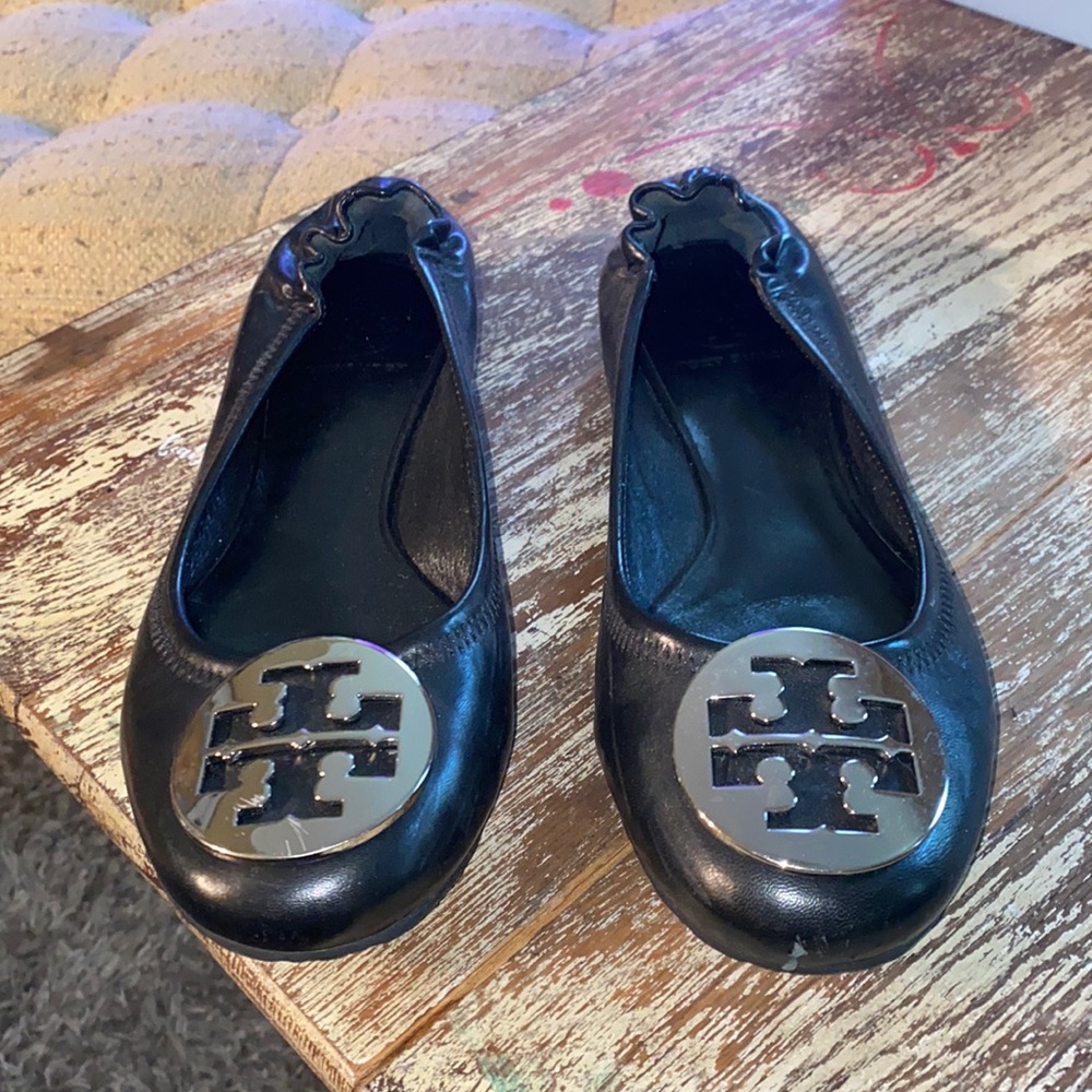 Great condition Tory Burch size 8 flats. Silver emblem.